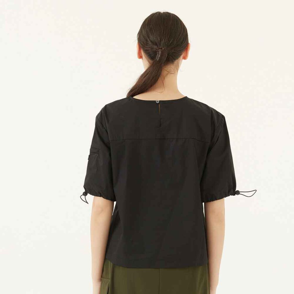 K/WOODS Round Neck Pocket Sleeve Top In Black