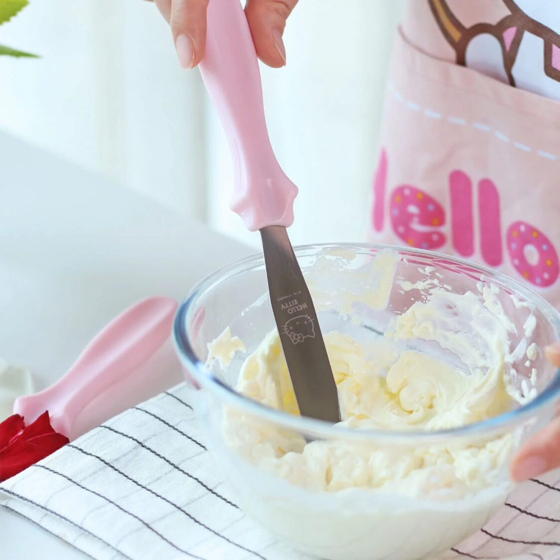 Chefmade Ss With Plastic Handle Cake Spatula L23Xw2.5xH1.5 3.5cm 2Pc Hello Kitty (1898cm-KT7015)