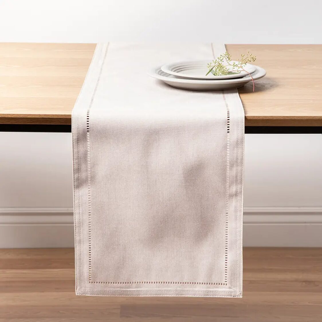 J. Rapee Sonia Tablerunner Stone
