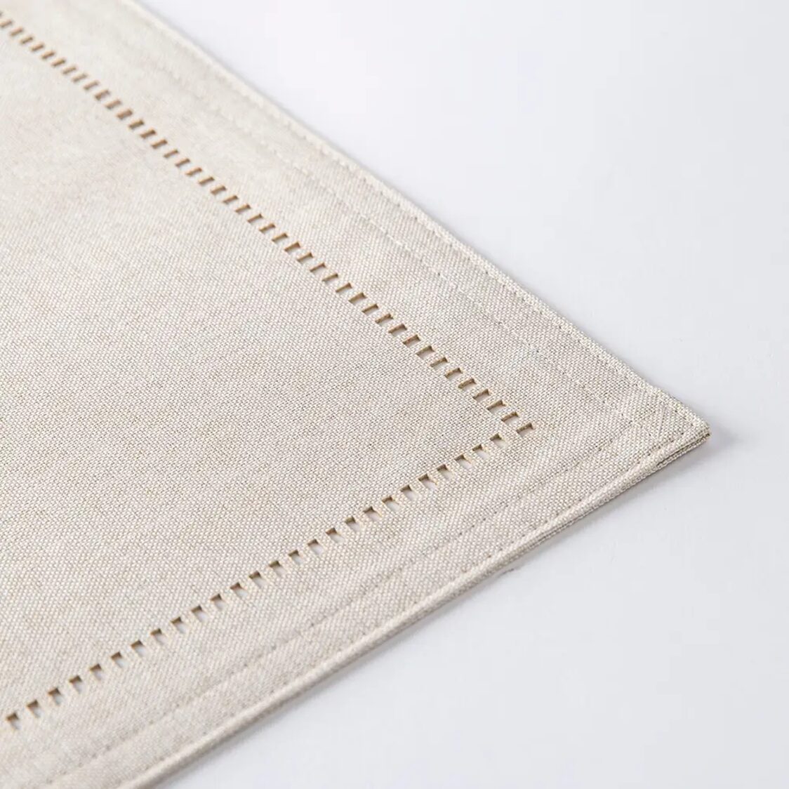 J. Rapee Sonia Tablerunner Stone