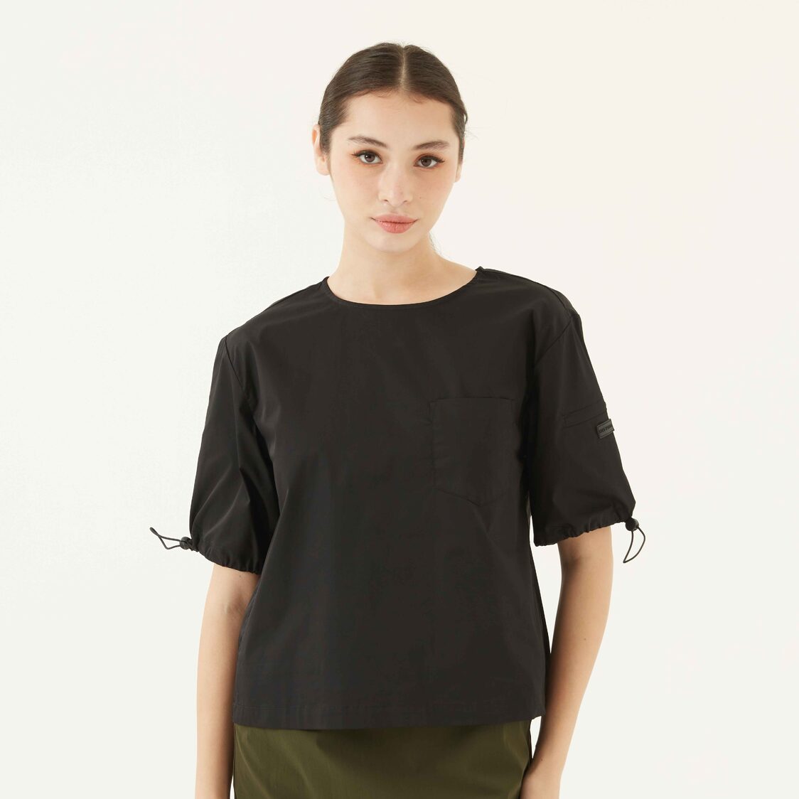 K/WOODS Round Neck Pocket Sleeve Top In Black