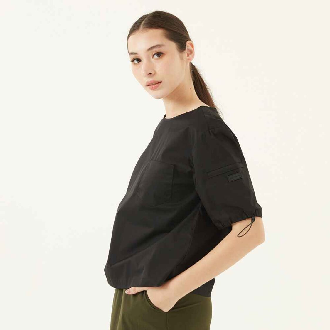 K/WOODS Round Neck Pocket Sleeve Top In Black